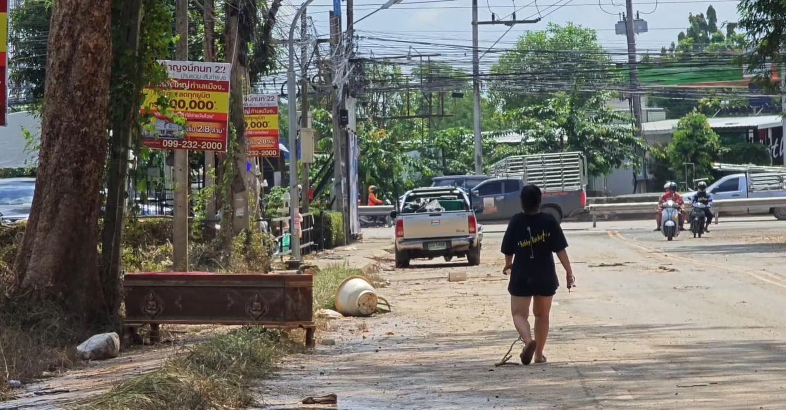 清邁路邊就放著一具棺材，景象有些嚇人。（圖／翻攝自Chiang Mai News in English臉書）