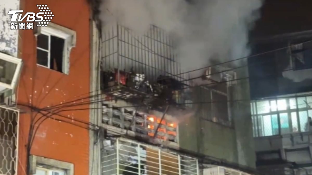 板橋住宅今晨大火!7旬婦急逃出 「兒燒燙傷受困」終獲救