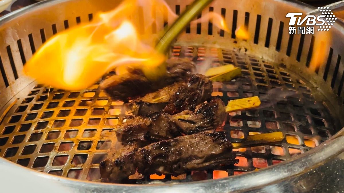 燒烤店主推澳洲和牛,M9橫膈膜、熟成厚切牛舌,老饕最愛。(TVBS/圖)
