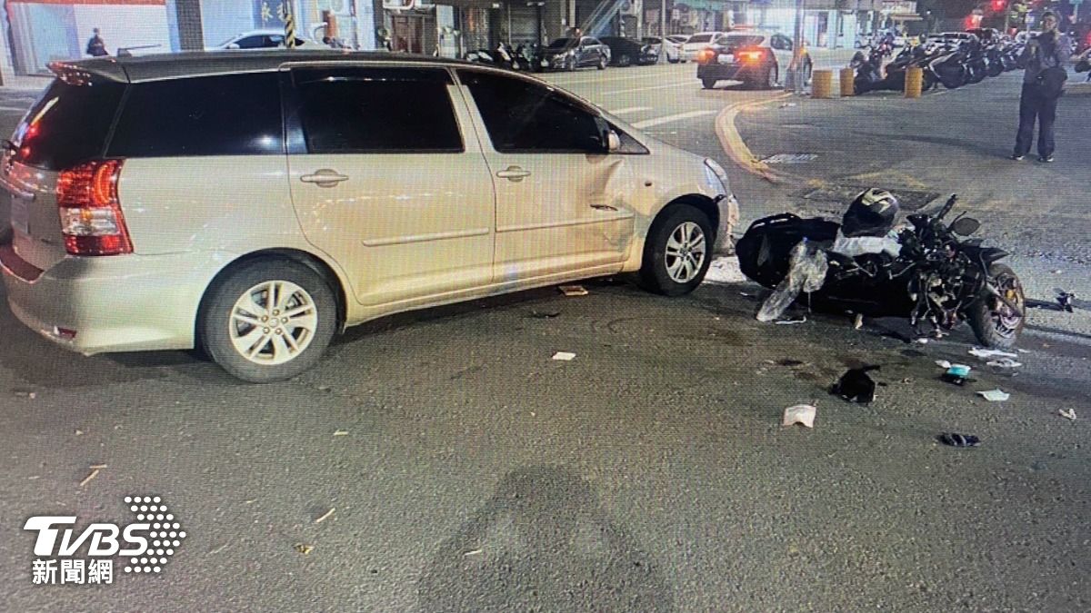 高雄汽車左轉搶快!猛撞機車「全解體」 女騎士噴飛重傷