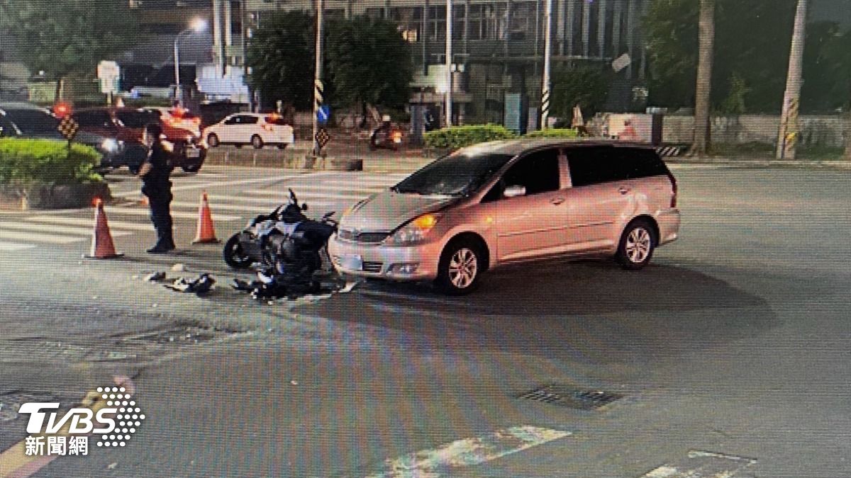 龍姓女騎士連人帶車噴飛。(圖/TVBS)
