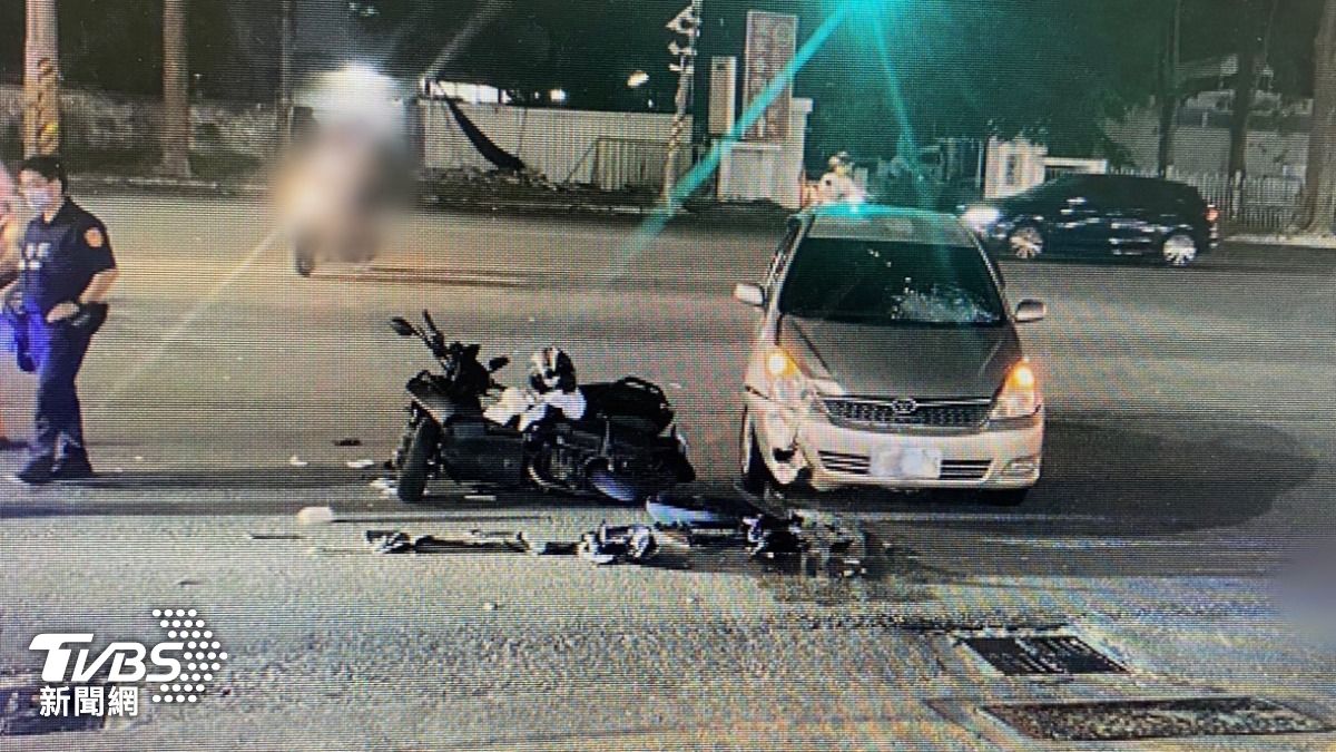 龍姓女騎士連人帶車噴飛。(圖/TVBS)