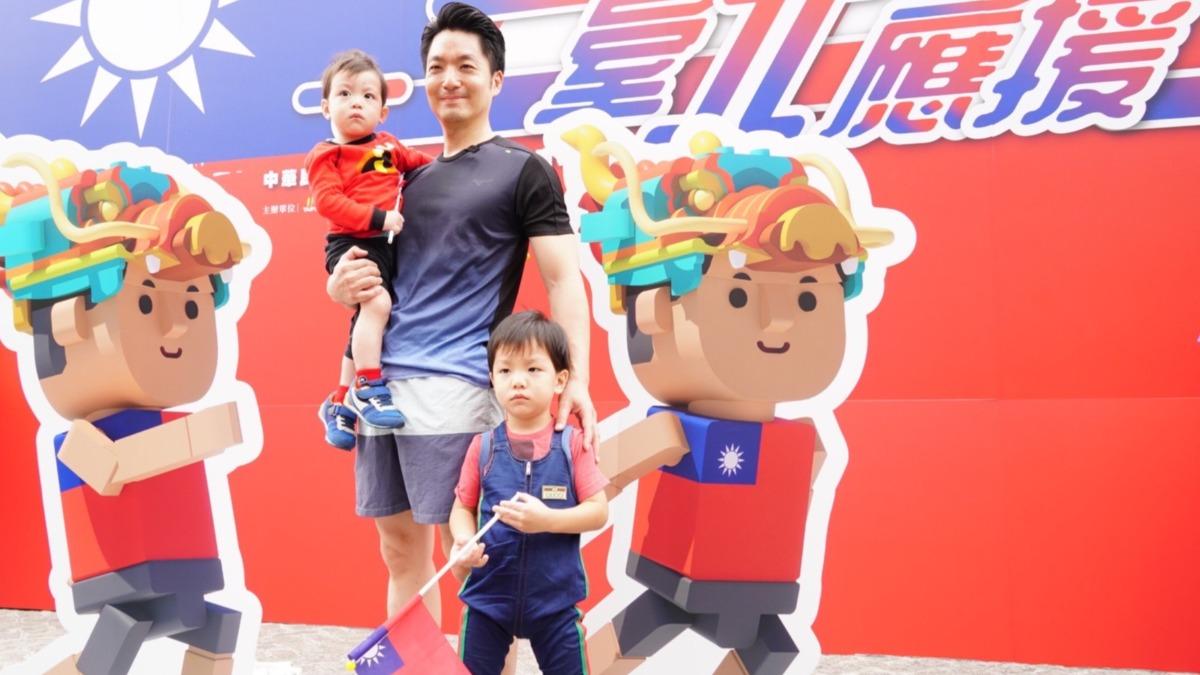 好萌!蔣萬安帶二寶、三寶出席國慶活動 二寶開口唱國歌