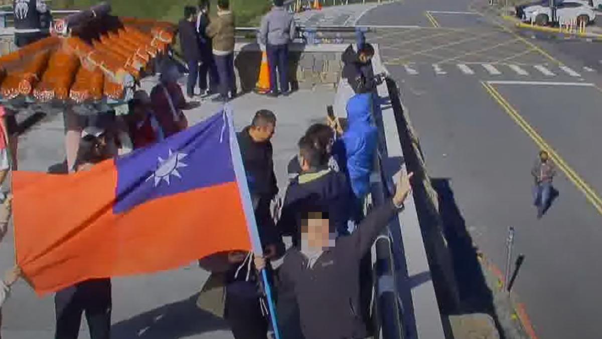 民眾舉國旗作紀念。(圖/翻攝自台灣即時影像監視器)