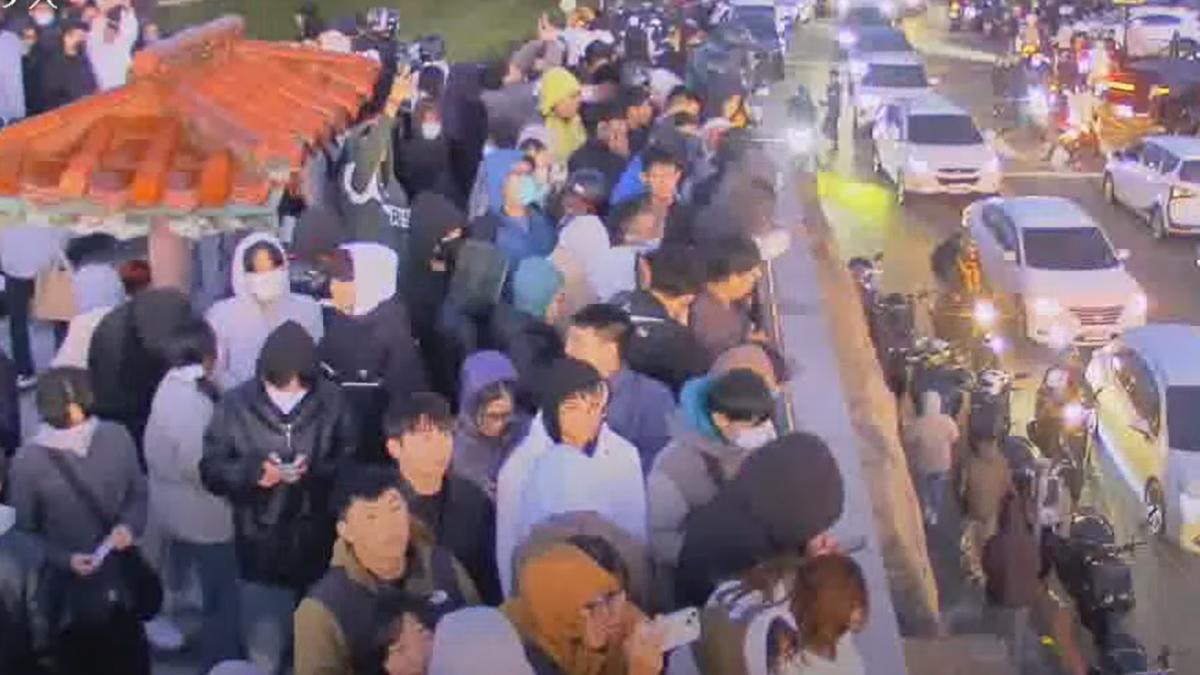 武嶺亭前塞滿民眾。(圖/翻攝自台灣即時影像監視器)