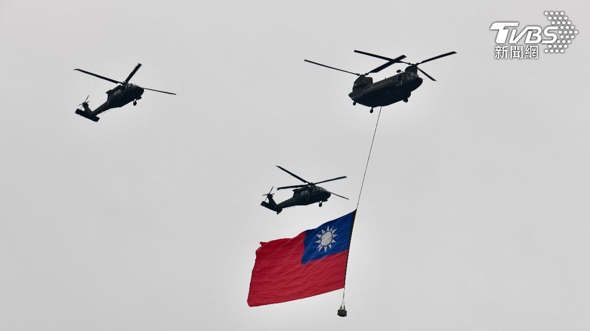 1架CH-47SD契努克運兵直升機吊掛巨幅國旗,伴隨2架UH-60M黑鷹直升機飛越總統府前方廣場上空。(圖/胡瑞麒攝)