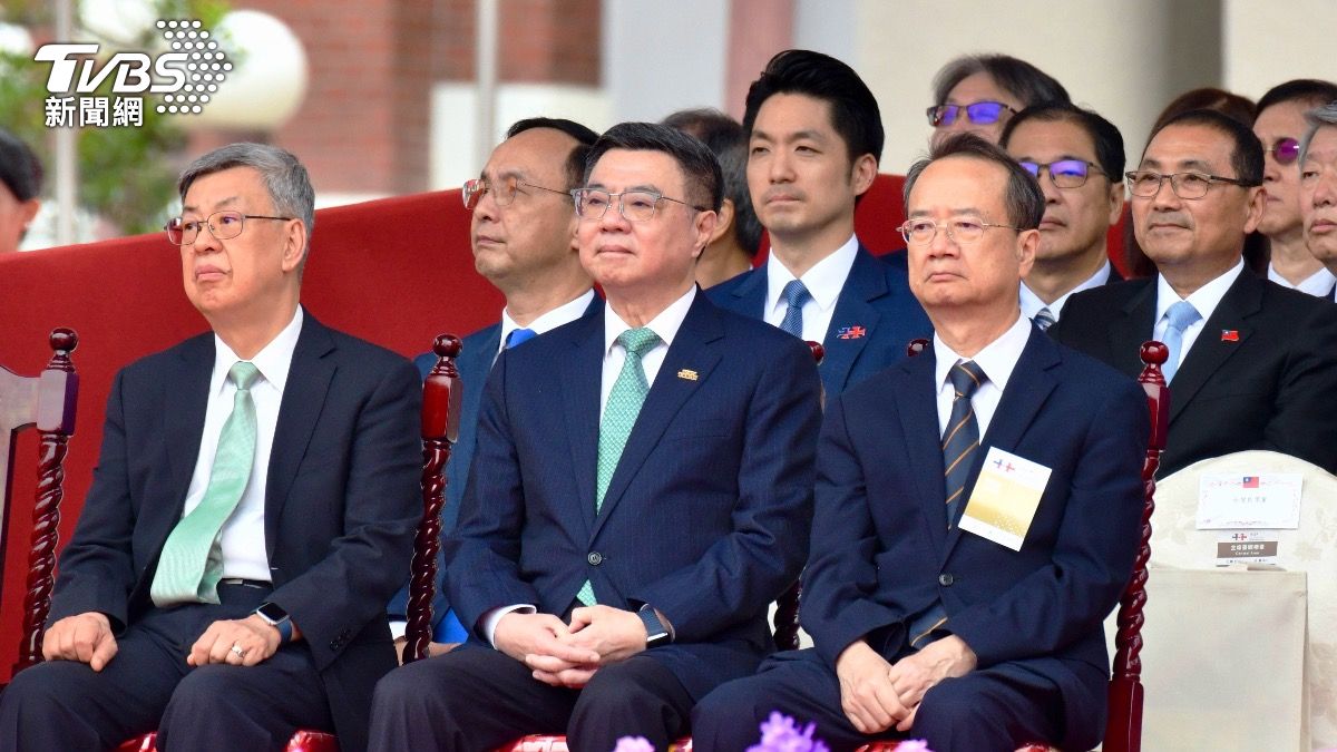 前副總統陳建仁、行政院長卓榮泰繫上綠色領帶,國民黨主席朱立倫、台北市長蔣萬安則是藍色領帶。(圖/胡瑞騏攝)