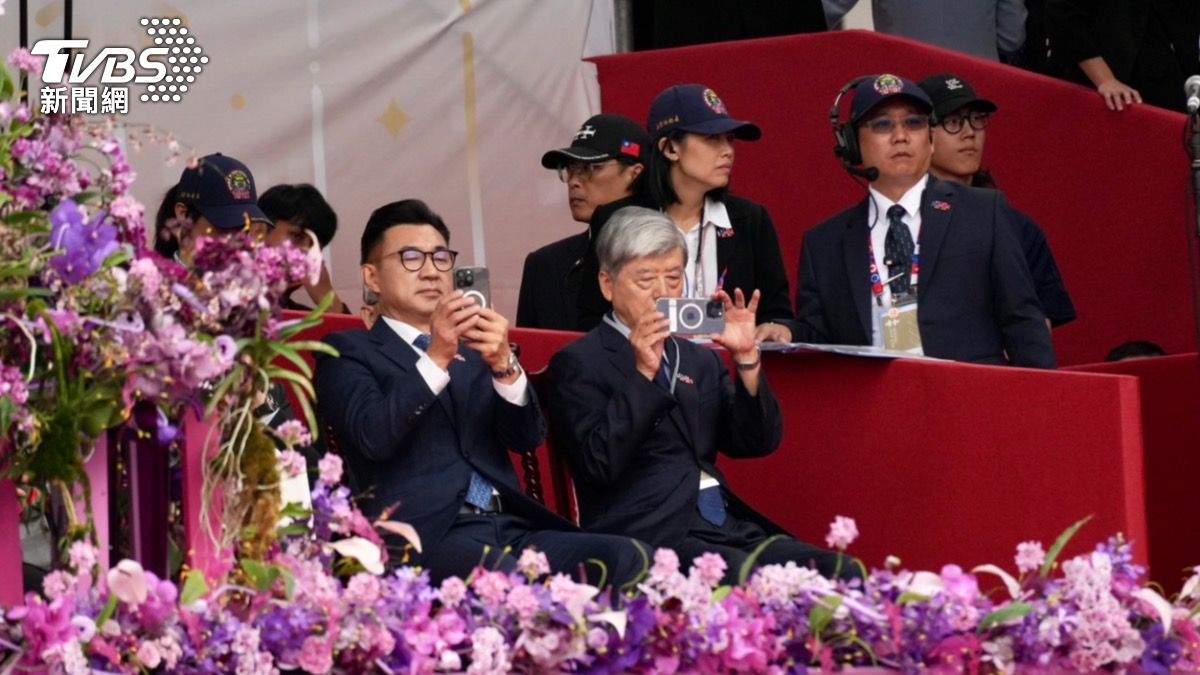 立法院副院長江啟臣繫上藍色領帶。(圖/區國強攝)