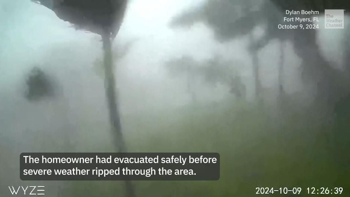 佛州居民住家外監視器拍到,龍捲風路過時的景象。(圖/翻攝自weather channel)