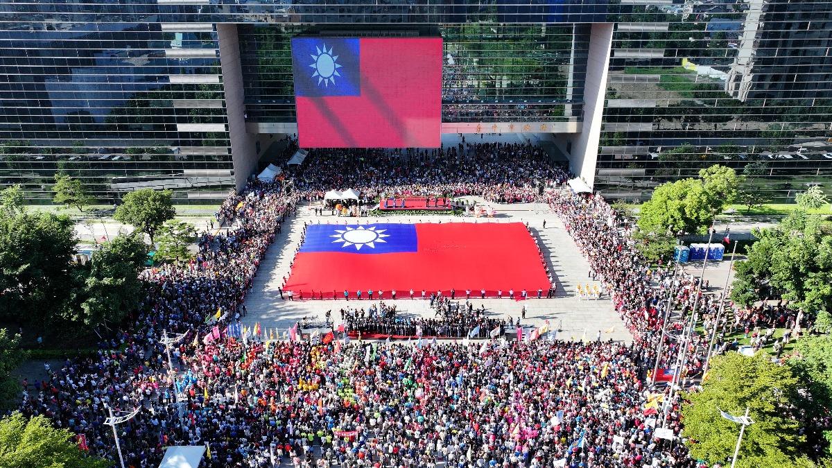 留台中慶雙十!萬人伴最大國旗 盧秀燕:中華民國是國、台灣是家