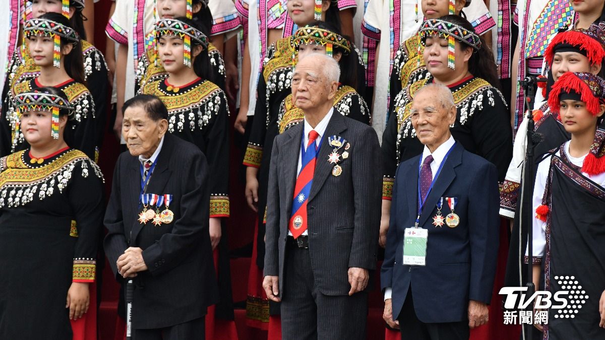 古寧頭戰役3位英雄領唱國歌。(圖/胡瑞麒攝)