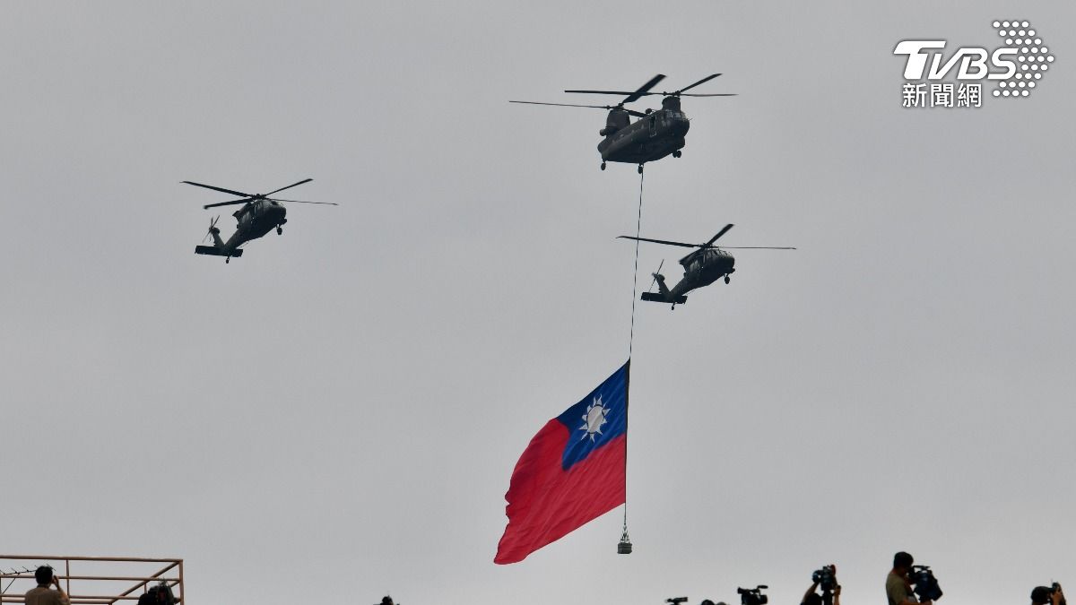 CH-47運輸直升機吊掛巨幅國旗(圖/胡瑞麒攝)