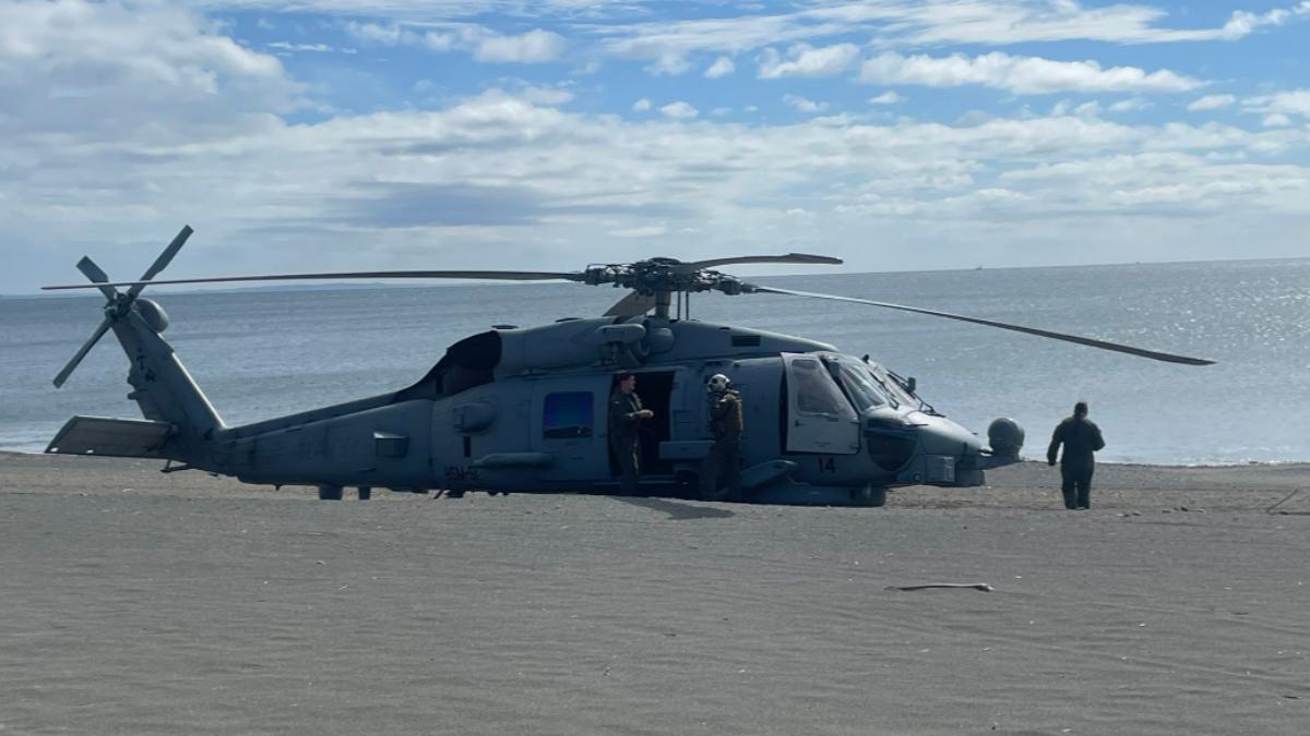 快訊/美國海軍直升機日本海邊迫降 畫面曝光