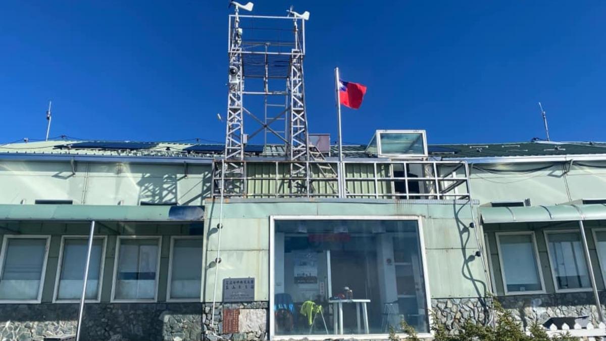 玉山前國旗飄揚!鄭明典曝震撼畫面 千人朝聖狂讚