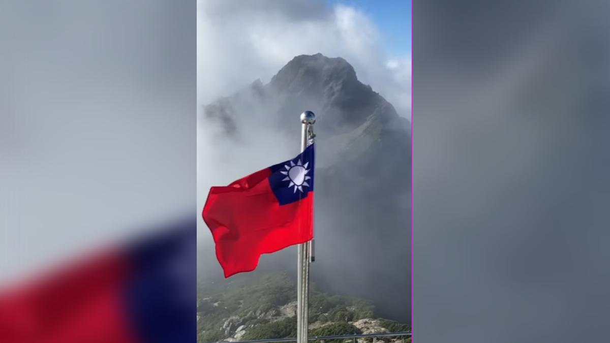 國旗在玉山主峰前飄揚。（圖／翻攝自臉書）