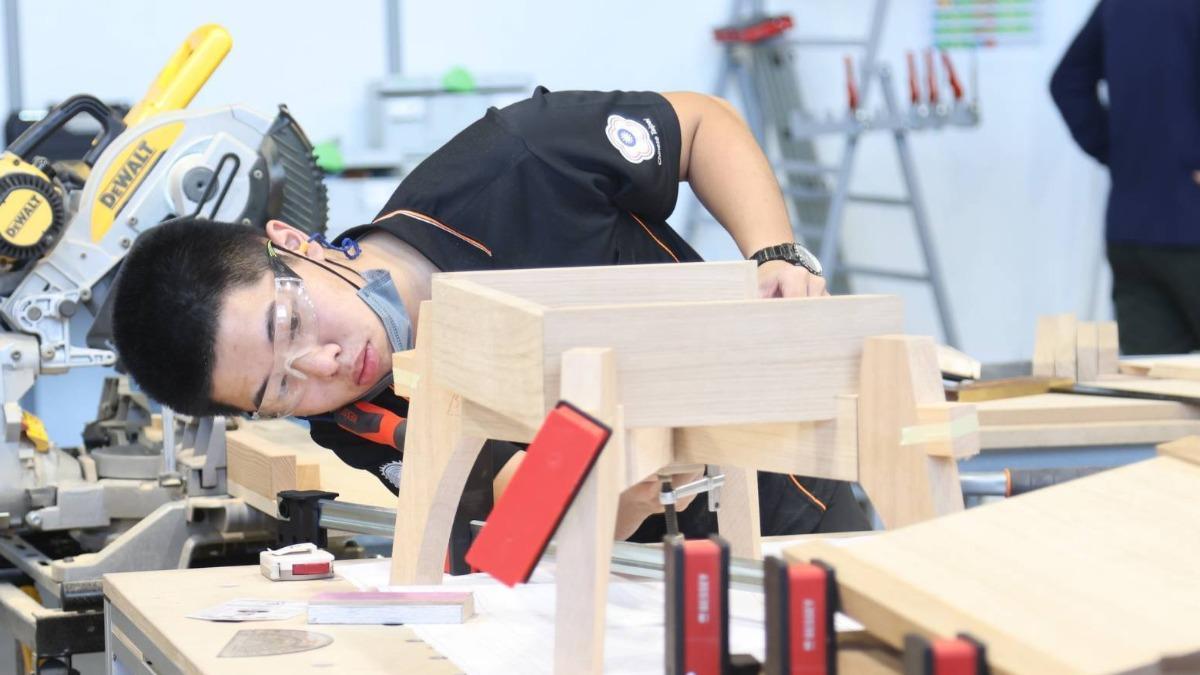 蔡昀融在機械化時代仍堅定走向家具木工路。（圖／勞動部勞動力發展署中彰投分署提供）