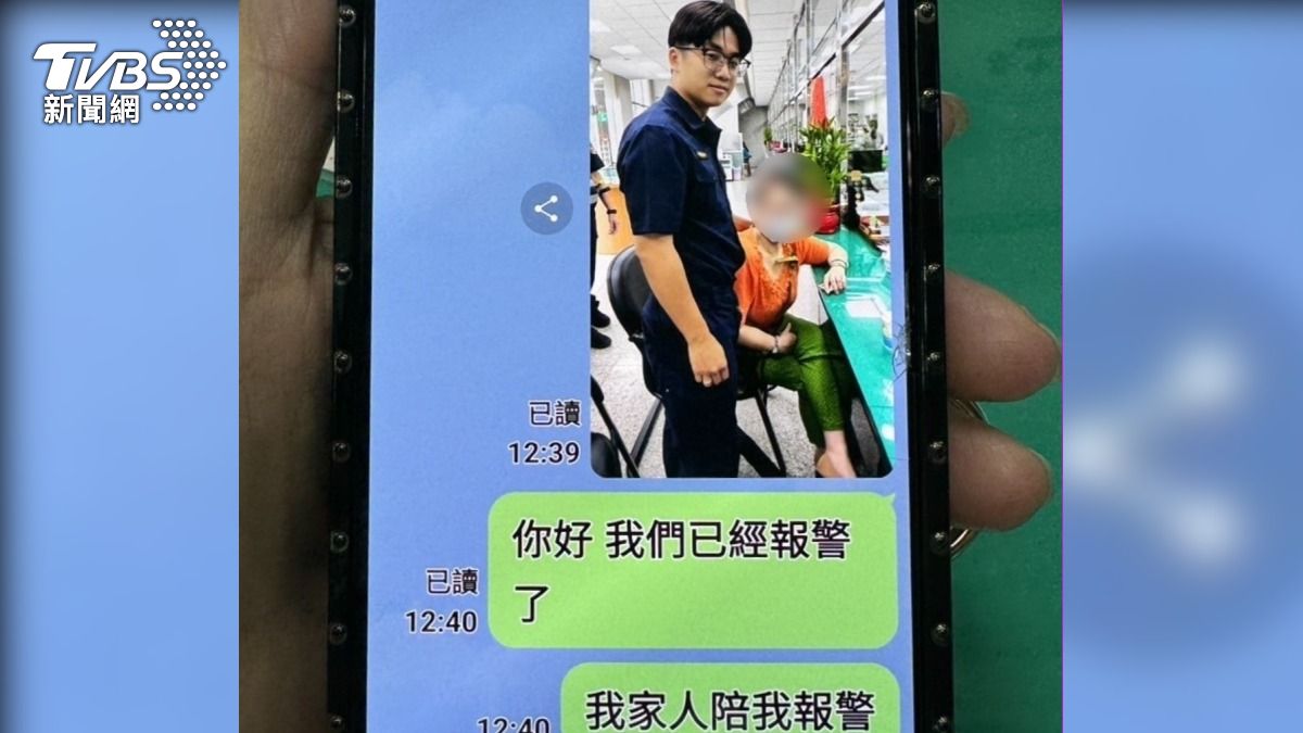 婦人還跟員警合照。（圖／TVBS）