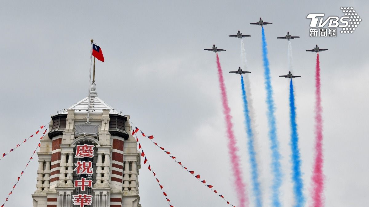 雷虎小組編成7機五角隊形噴3色彩煙,低空通過觀禮台上方。(圖/胡瑞麒攝)