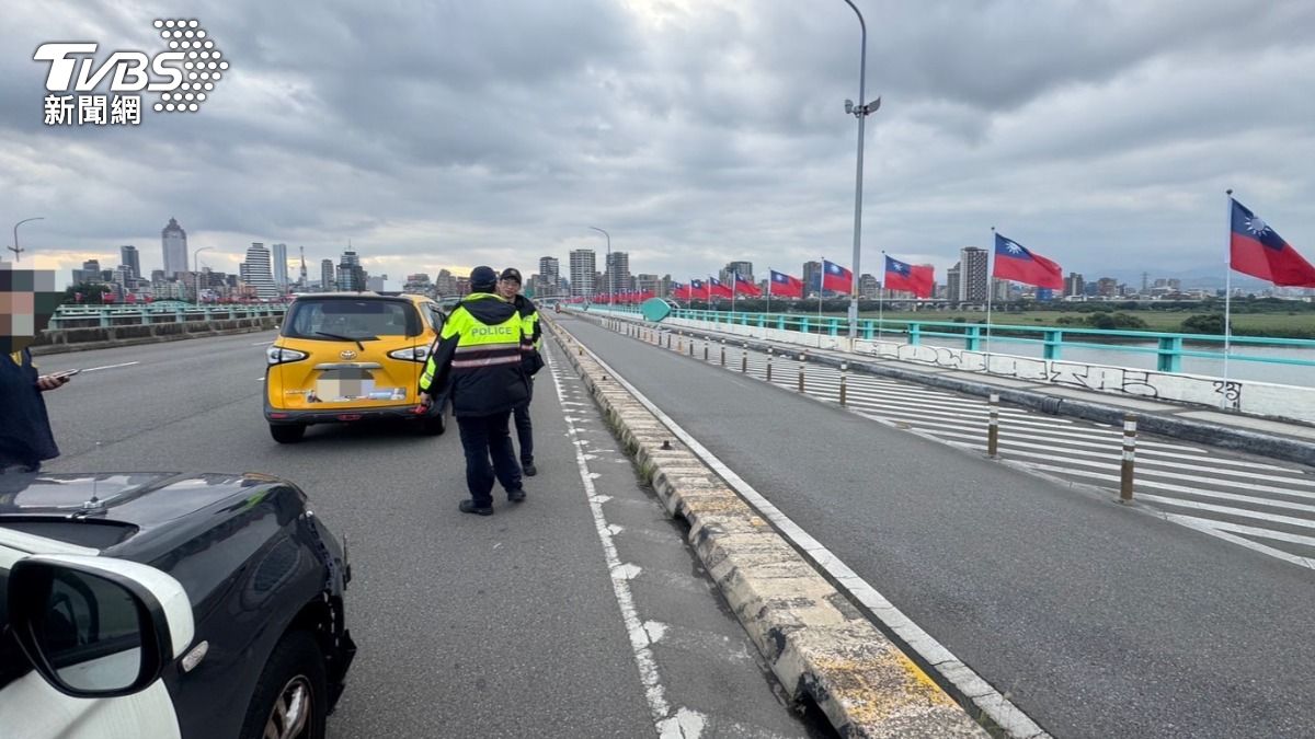 警方目擊男子下計程車後翻越護欄墜橋。（圖／TVBS）