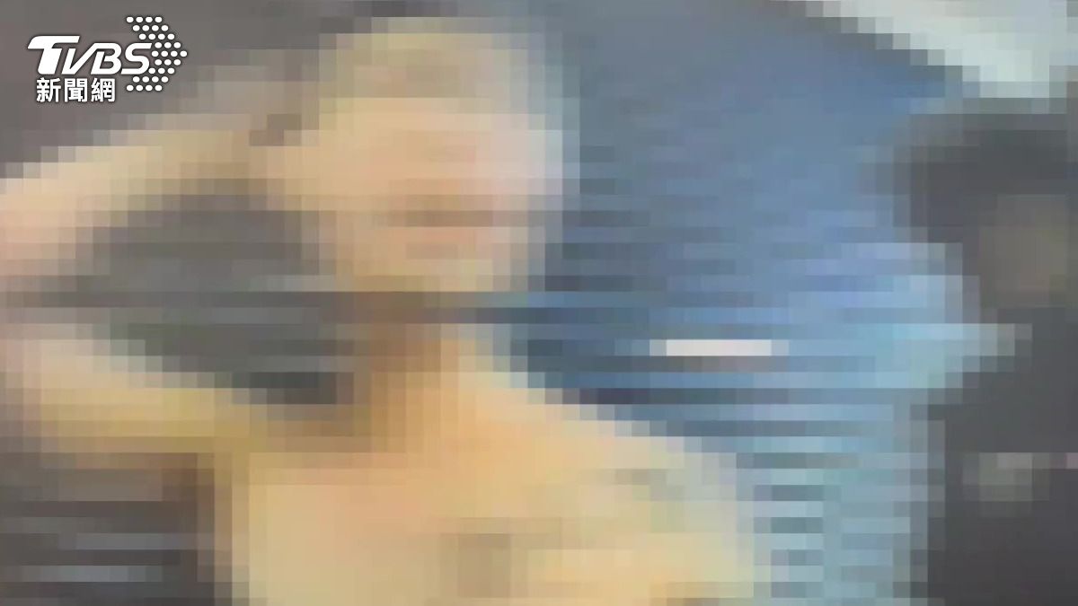 北市中山區驚見裸奔男子! 語無倫次被塞進警車帶回管束