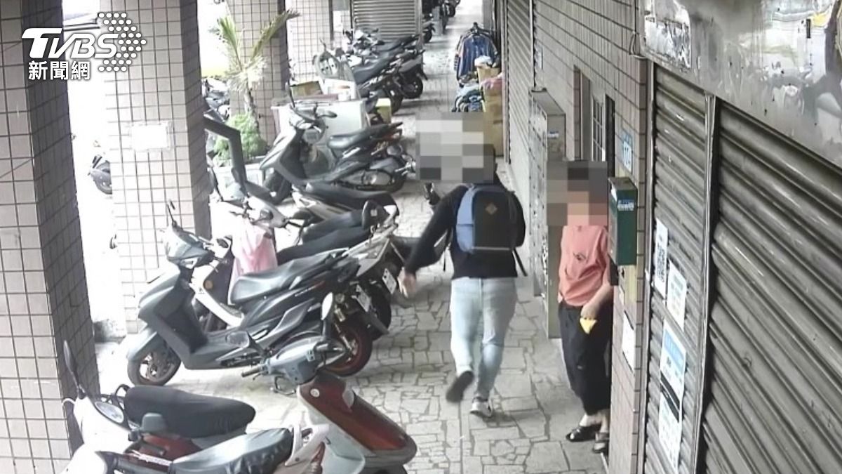車手發現警方靠近隨即逃逸，但仍被警方追上逮捕。（圖／TVBS）