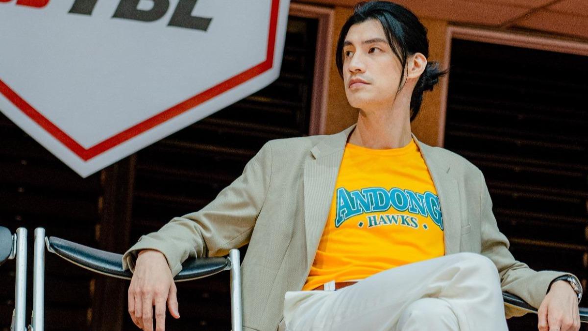 羅宏正玩世不恭的球團領隊「傑森哥」一角讓人印象深刻。(圖/客家電視台提供)