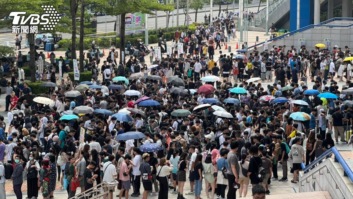 開展時間還沒到人潮就已經爆滿。（圖／林雅婷攝）