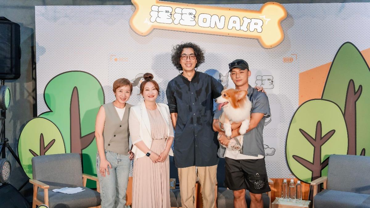 馬念先(右二)擔任「汪汪ON AIR」主持人,首集和吳霏(右)以及寵物溝通師暢聊寵物趣事。(圖/北流提供)