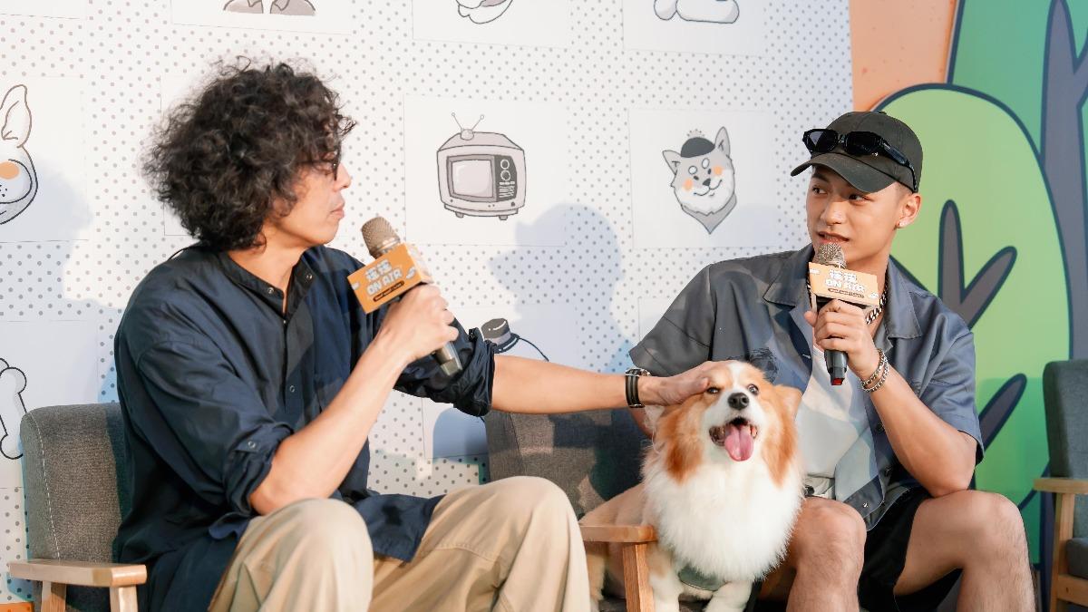 吳霏(右)帶著6歲愛犬Bobe作客,和馬念先分享寵物陪伴的溫馨故事。(圖/北流提供)