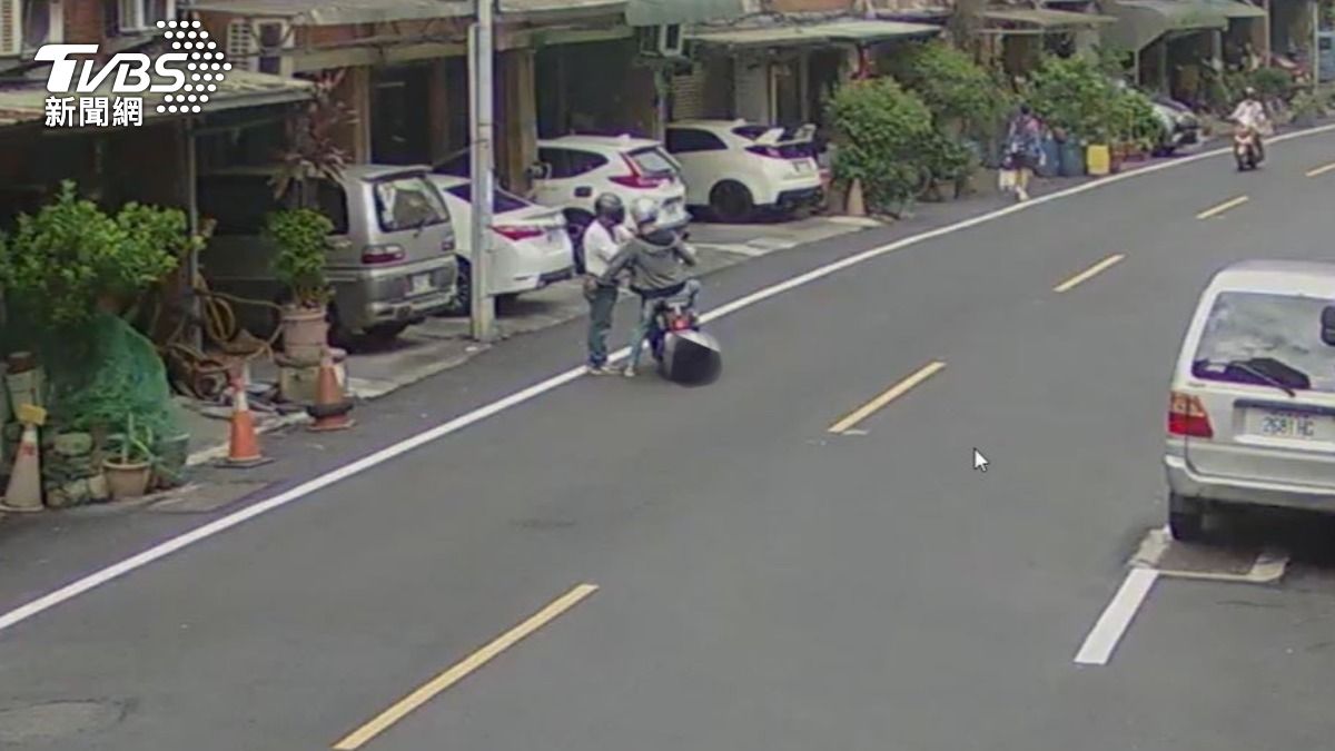 嫌犯與被害人在街頭拉扯情況。（圖／TVBS）