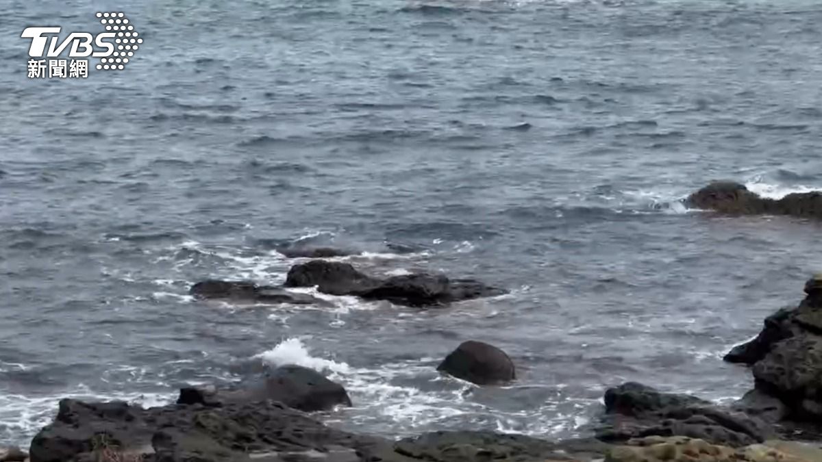 男子遭大浪捲走，頭慘撞礁石。（圖／TVBS）
