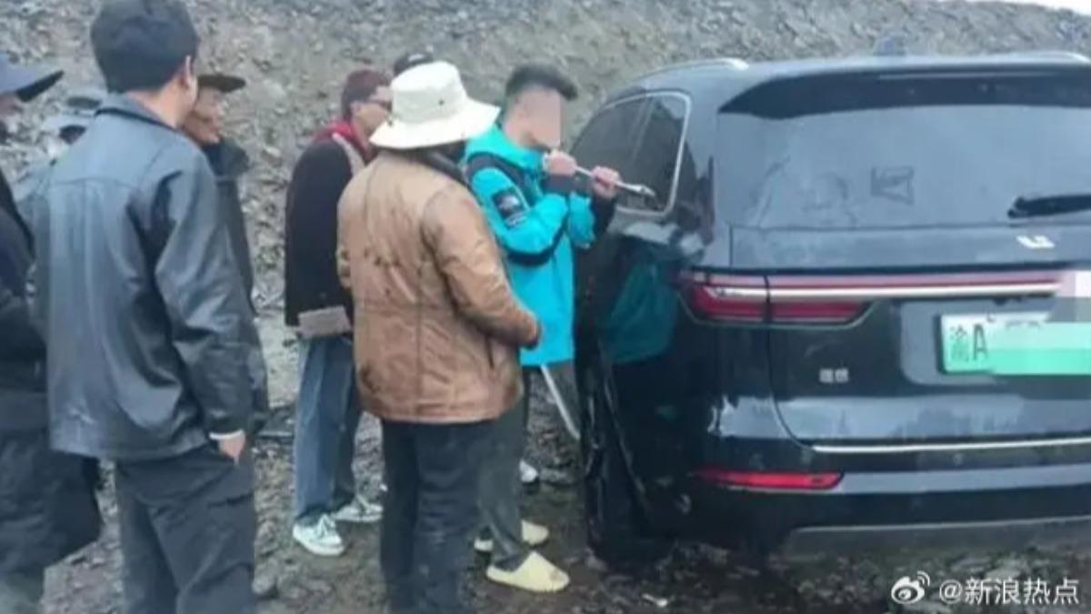 耍高冷？「理想汽車」海拔太高車門打不開　她怒砸窗自救