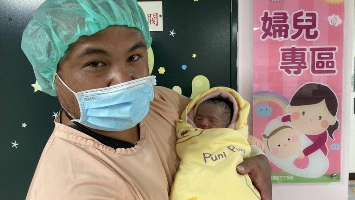 國慶寶寶報到!祖孫3代竟全「國慶出生」 同天生超愛國