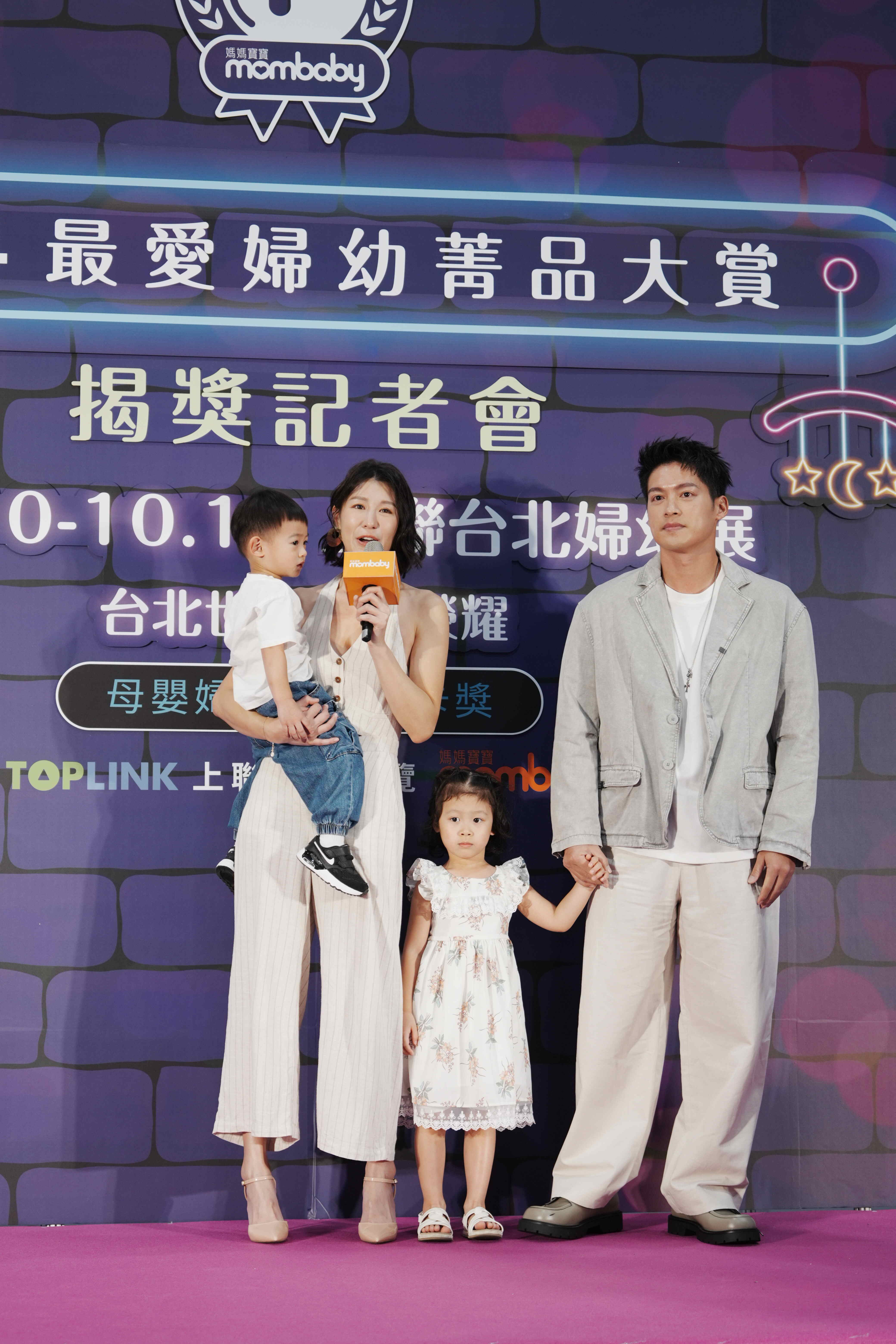 許孟哲(右一)帶著兩個寶貝給趙孟姿(左二)驚喜。(圖/《媽媽寶寶》提供)