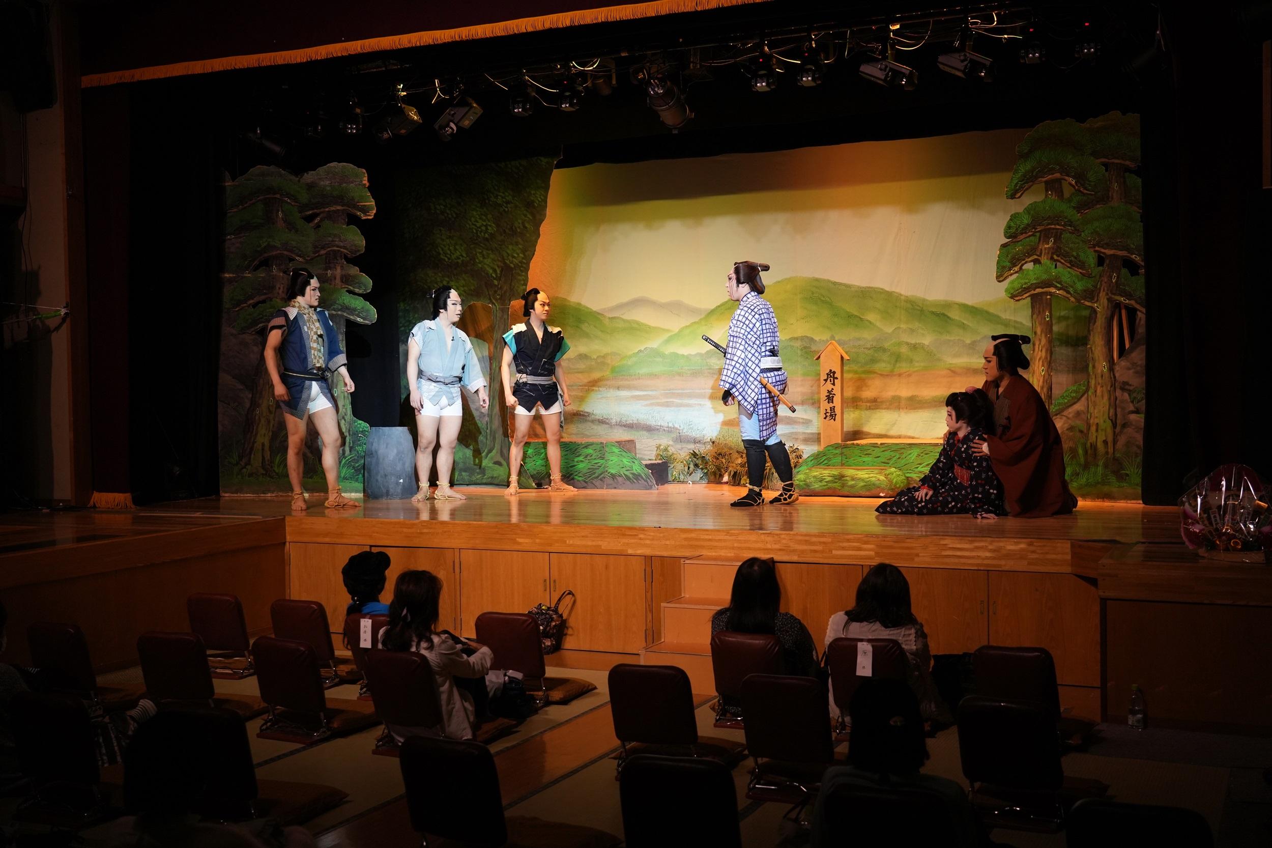 《巡演轉學生》以日本獨特的文化表演「大眾演劇」劇團為背景,打造不同於以往的青春校園故事。(圖/中影提供)