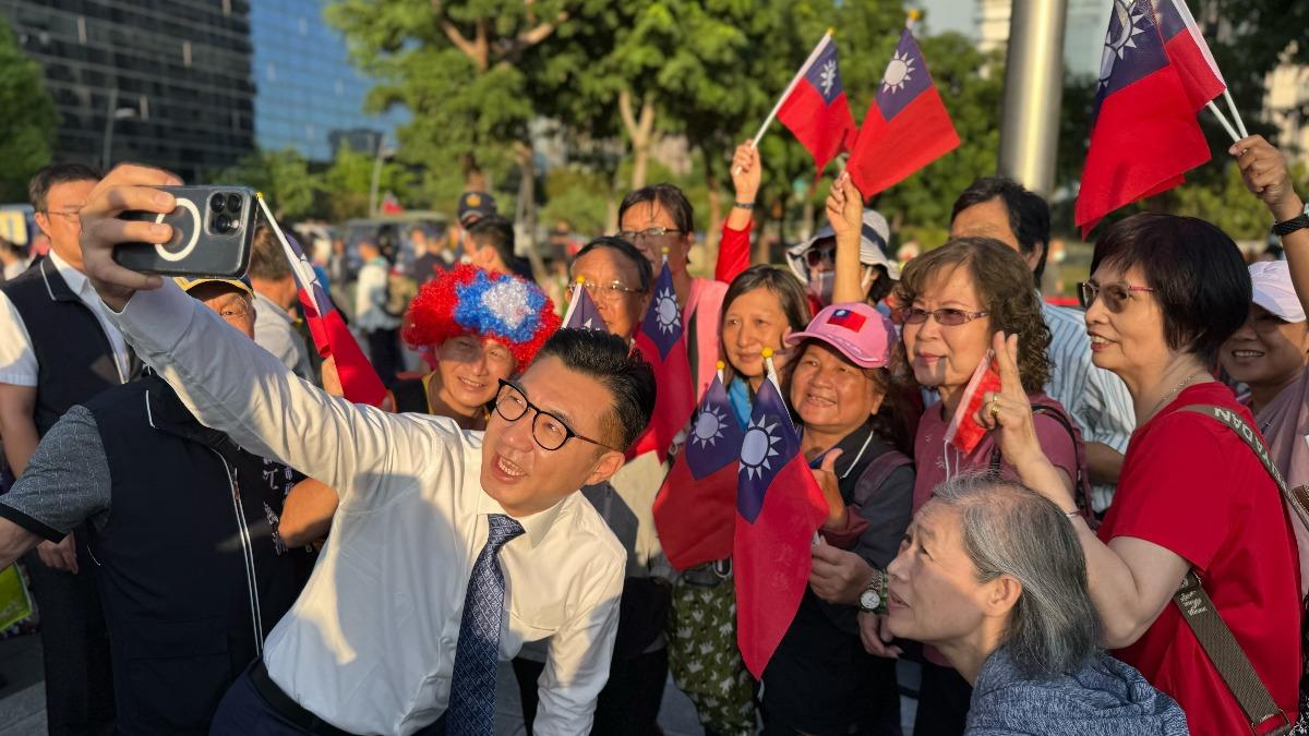 江啟臣與民眾熱情拍照。（圖／江啟臣提供）