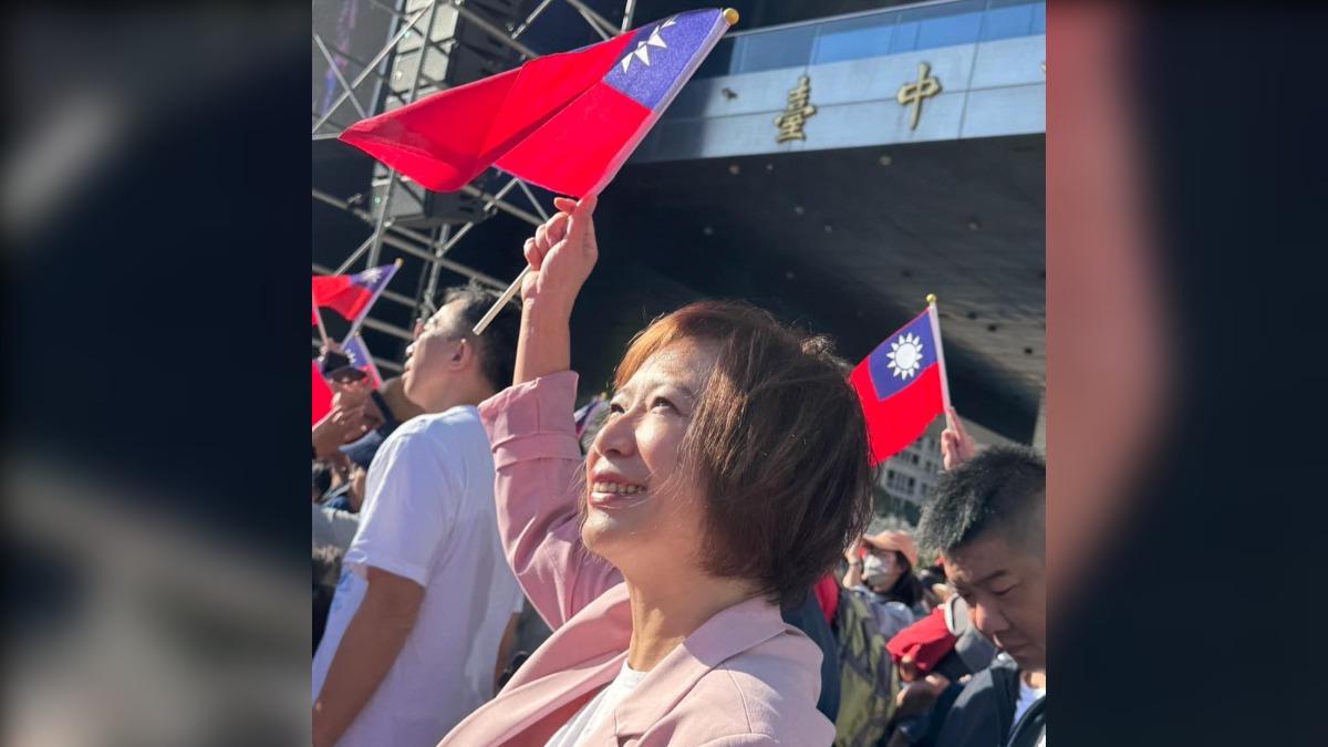 綠營參選市長的大熱門何欣純驚喜現身，低調的站在人群中。（圖／翻攝自何欣純臉書）