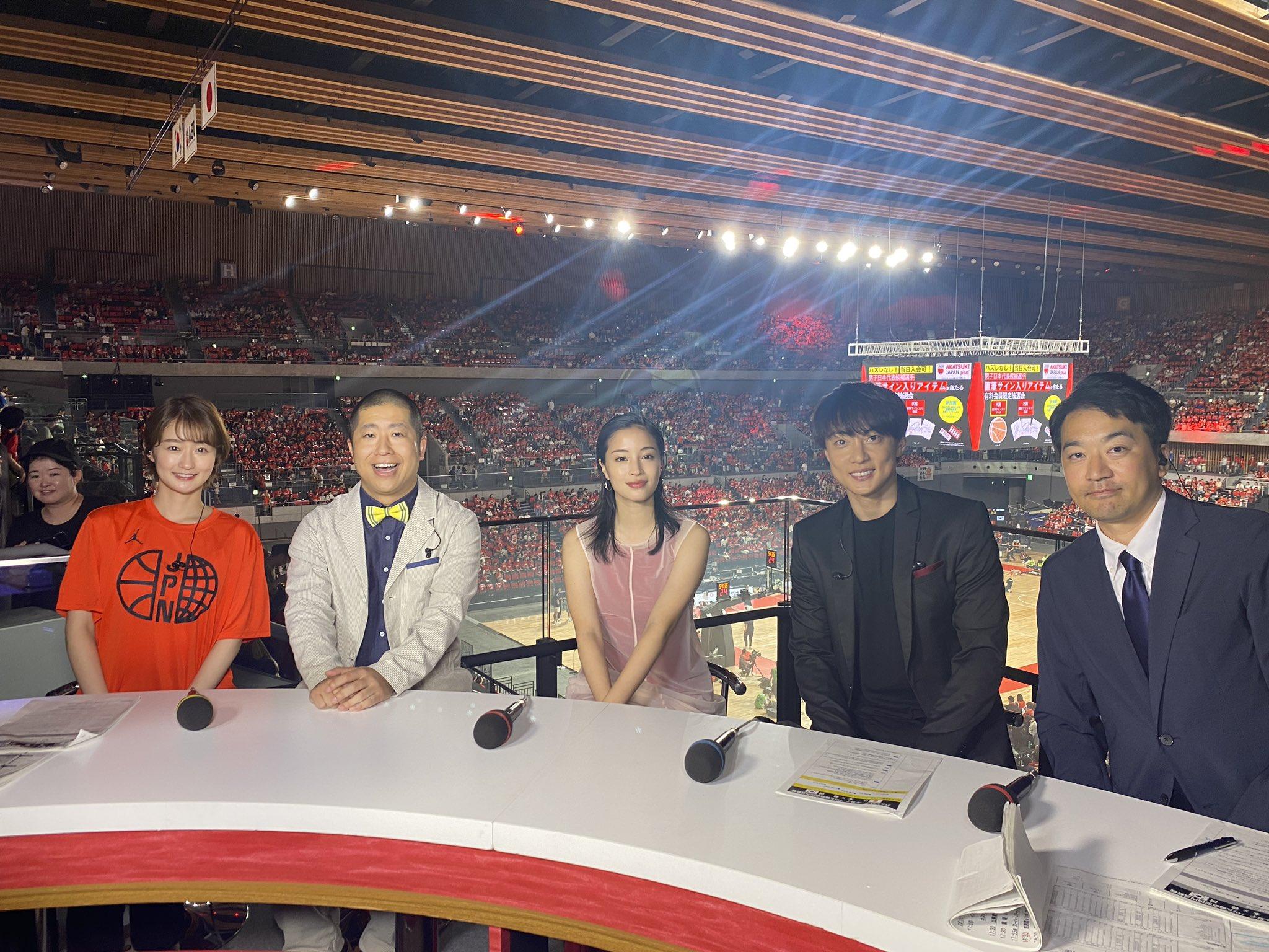 三上大樹（最右）轉播巴黎奧運的日本國內最終戰。（圖／翻攝自5ch_basketball推特）