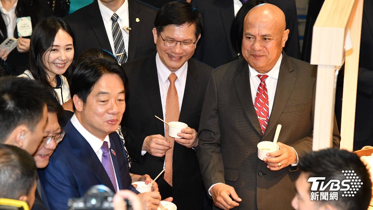 賴清德第三站拜訪肉圓。(圖/胡瑞麒攝)