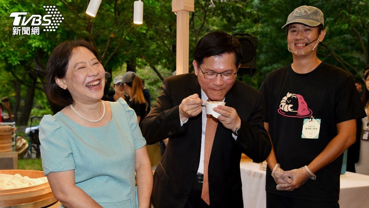 外交部長林佳龍於國慶酒會先與外賓交流，並品嘗美食。（圖／胡瑞麒攝）