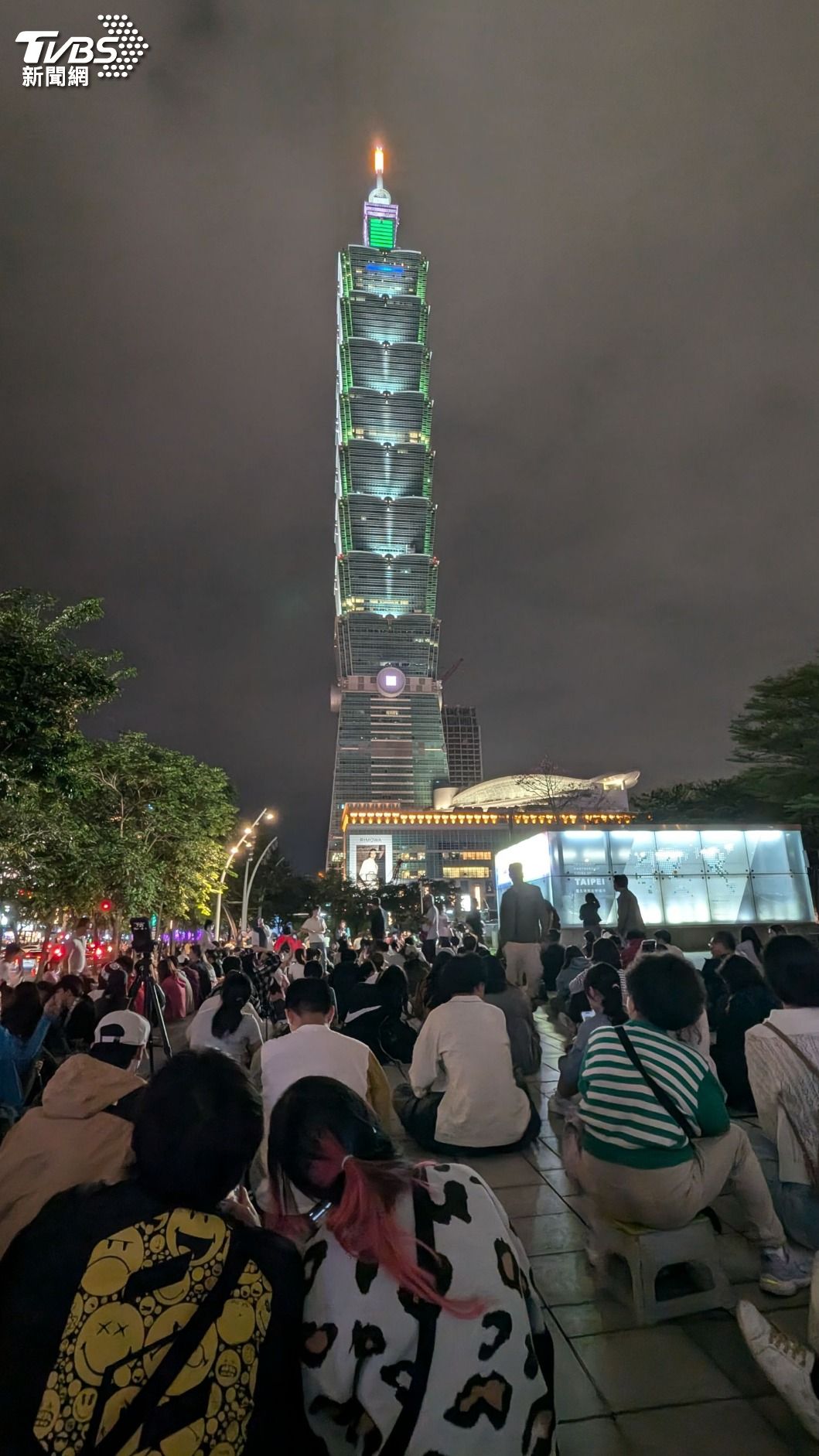 台北101煙火燈光秀,不少民眾來到現場欣賞。(圖/趙世平攝)
