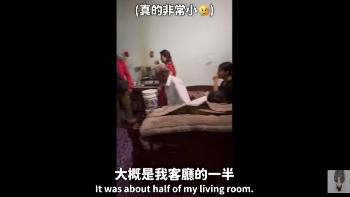 愛莉莎莎表示老背伕的房子很小，連自家客廳的一半都不到。（圖／翻攝自愛莉莎莎 Alisasa YT頻道）