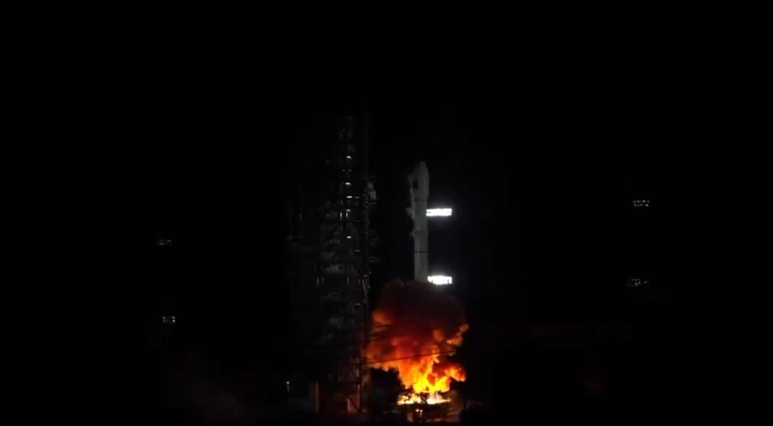 火箭搭載衛星準備升空。（圖／翻攝自微博）