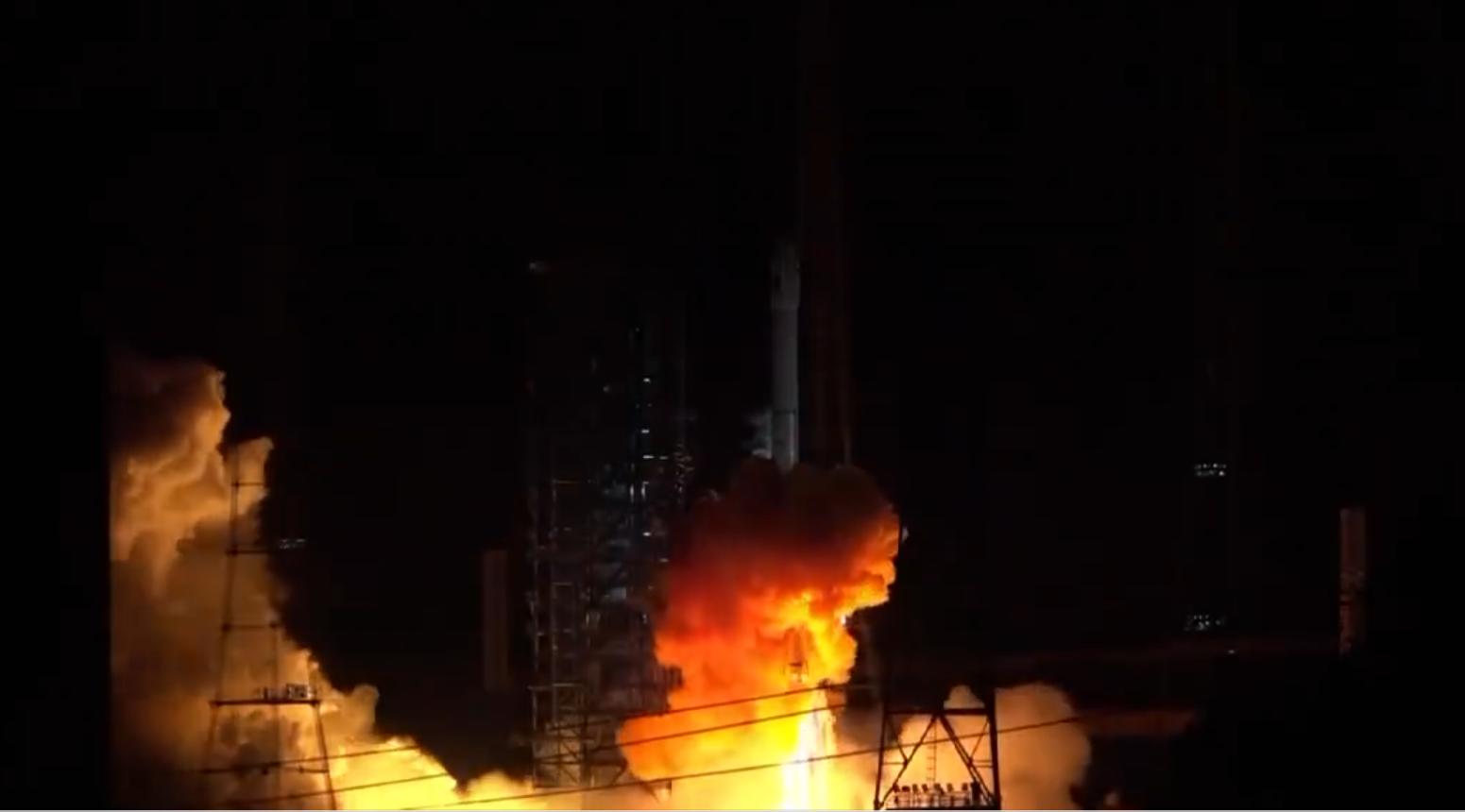 火箭搭載衛星準備升空。（圖／翻攝自微博）