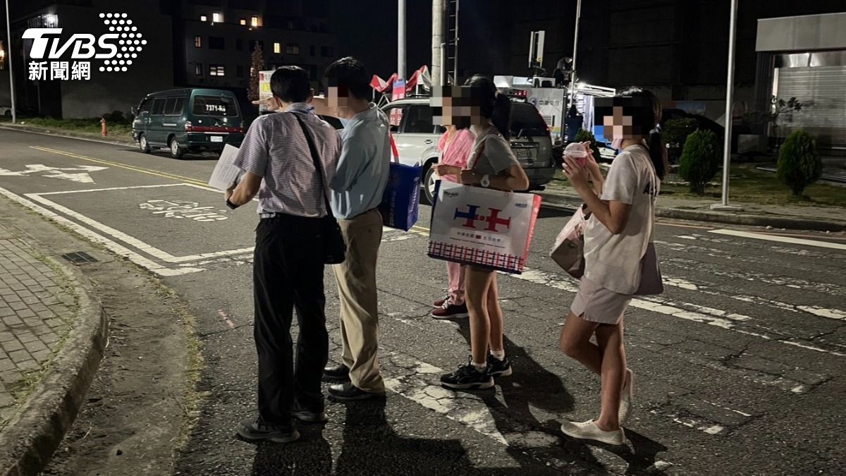 雲林國慶焰火30萬人散場!1家4口黑夜找不到車 便衣警耐心帶路指引