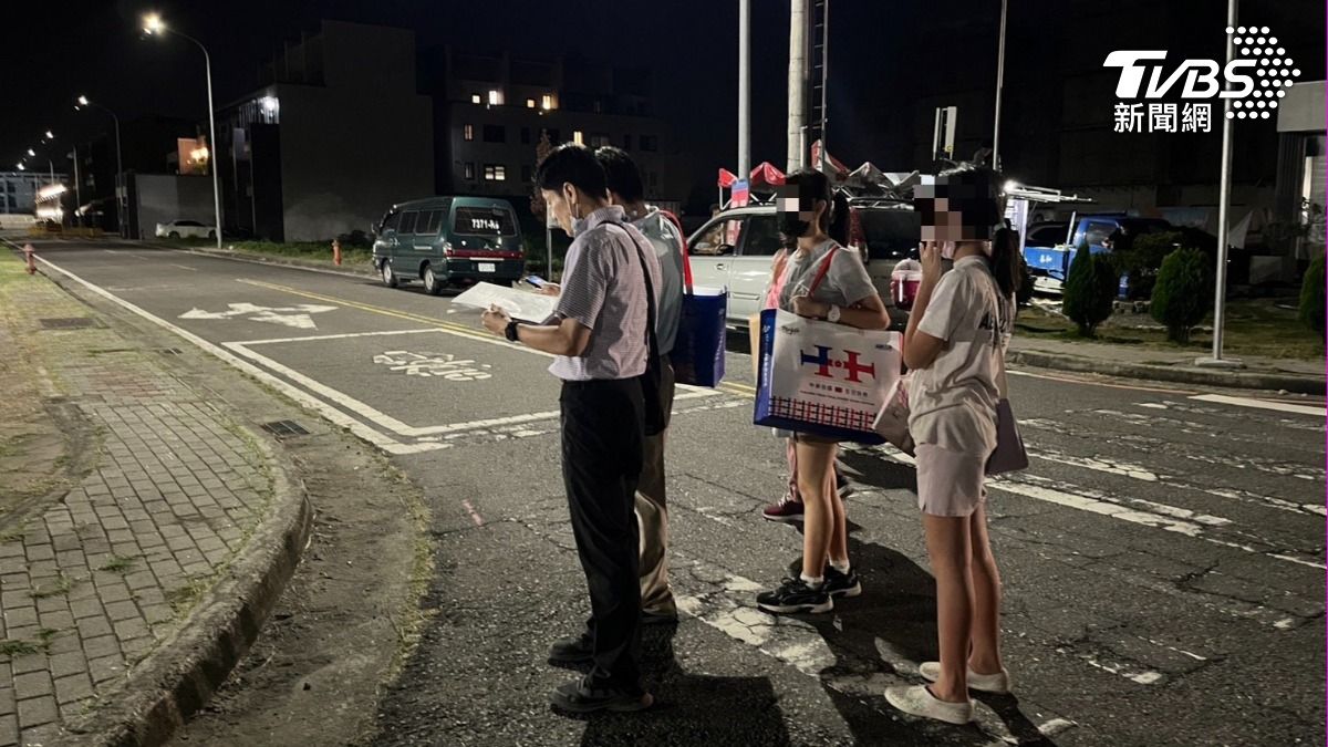 便衣警親帶走2路口。(圖/TVBS)
