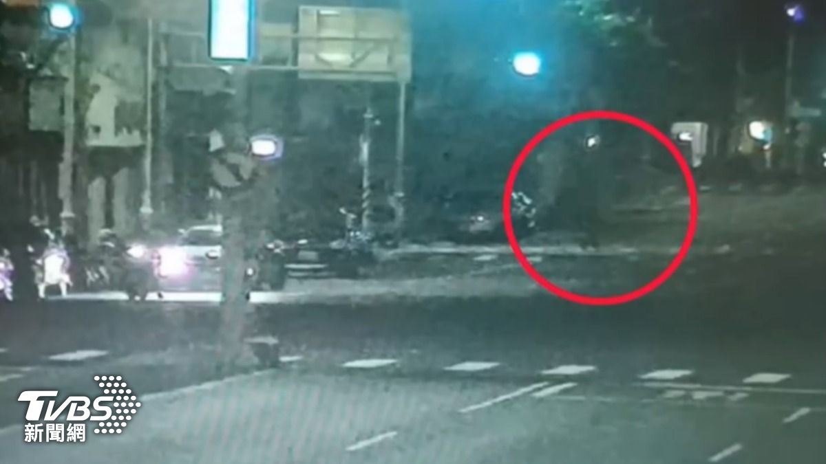 有片/影像曝光!高雄嬤過馬路遭撞死 駕駛「棄車溜了」