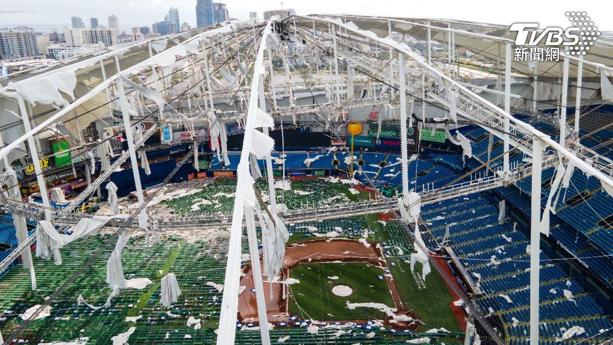 MLB光芒隊主場純品康納球場的屋頂,被颶風米爾頓吹掀。(圖/達志影像美聯社)