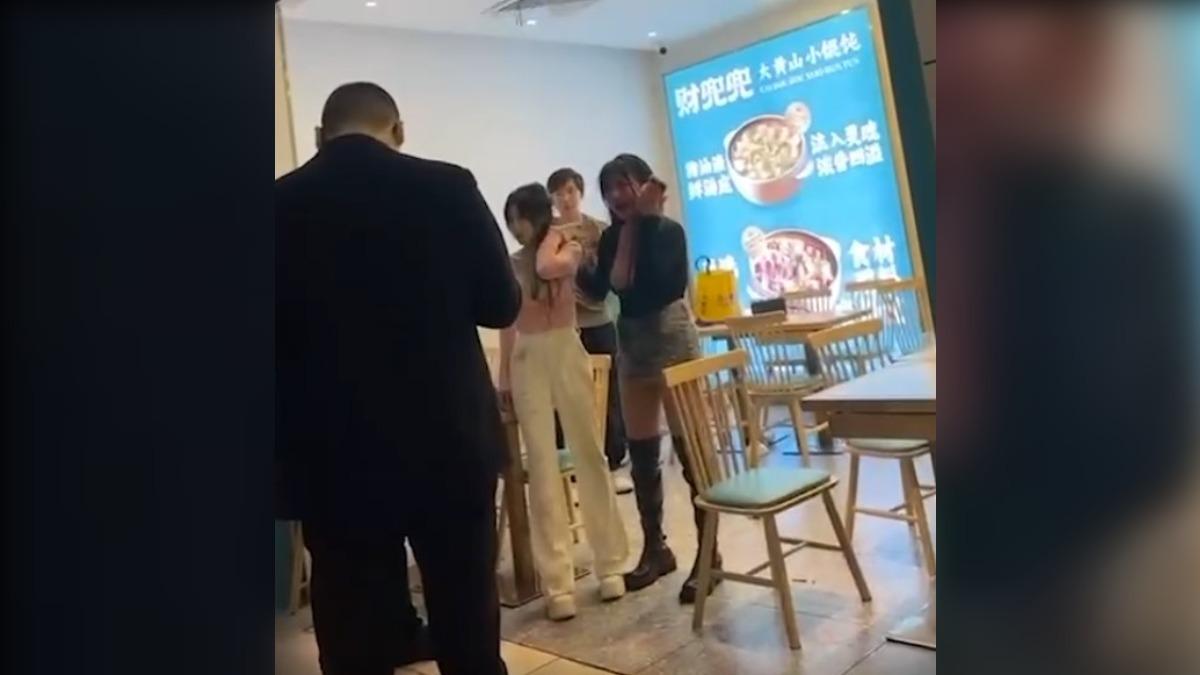 黑衣女抓著粉衣女報警。（圖／翻攝 臉書 爆廢公社2社）