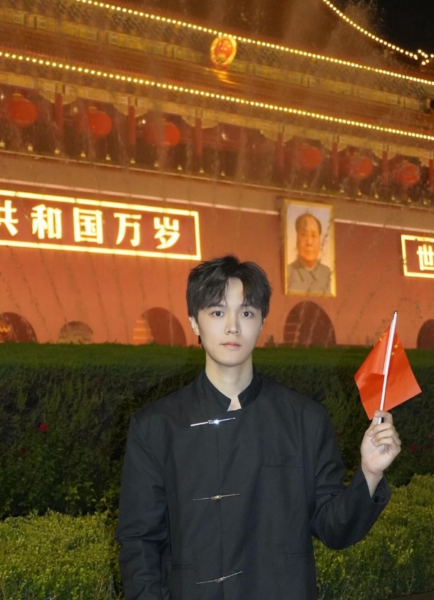 黃崴崴透露天安門氣氛感受完全不一樣。(圖/翻攝自yellowweiwei IG)